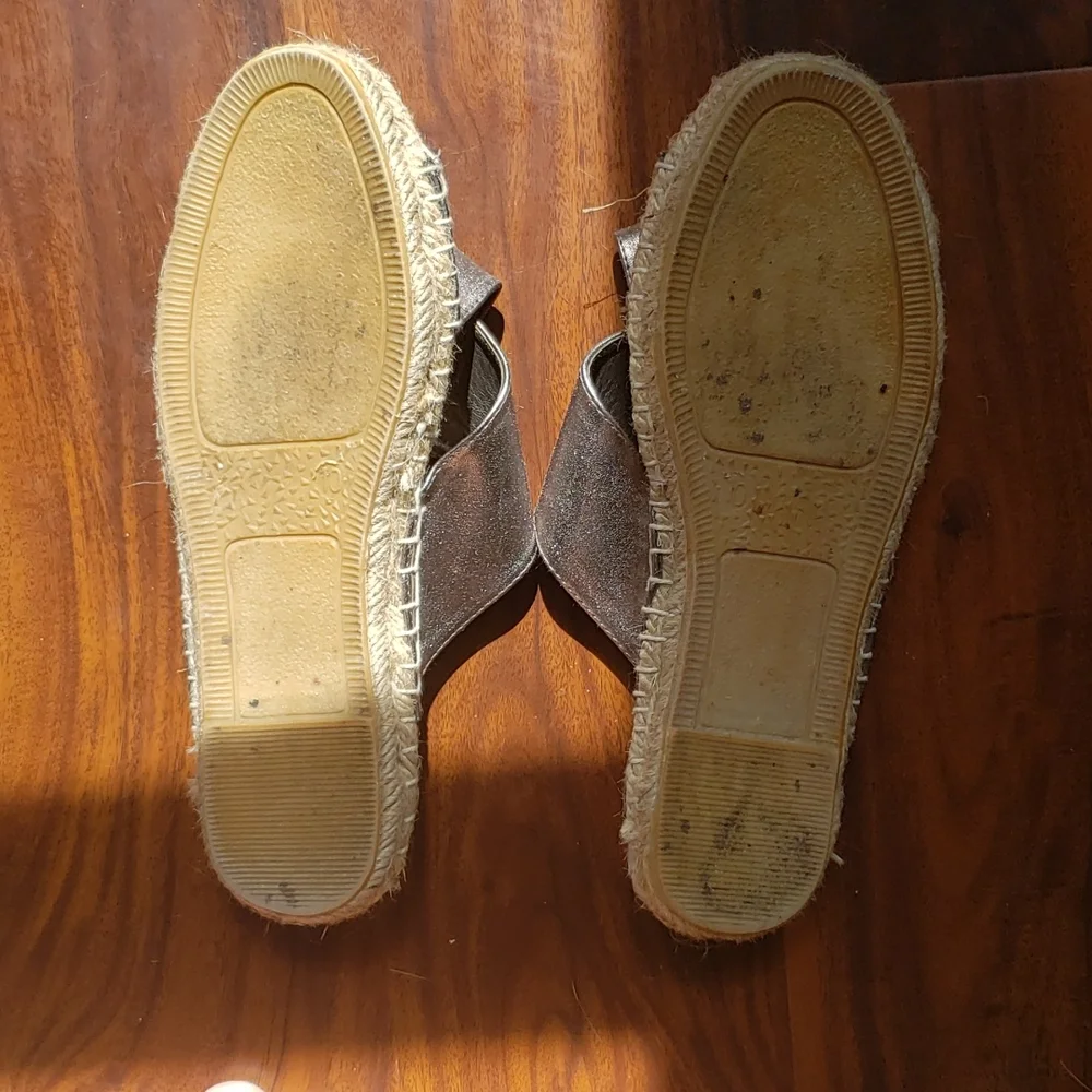 MUK LUKS pewter metallic espadrille.